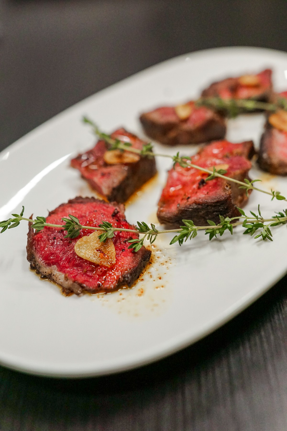 Plato de proteínas preparado con cuidado sobre un mantel claro